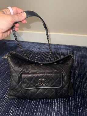 CHANEL Black Quilted Leather Shoulder Bag with Chain Strap